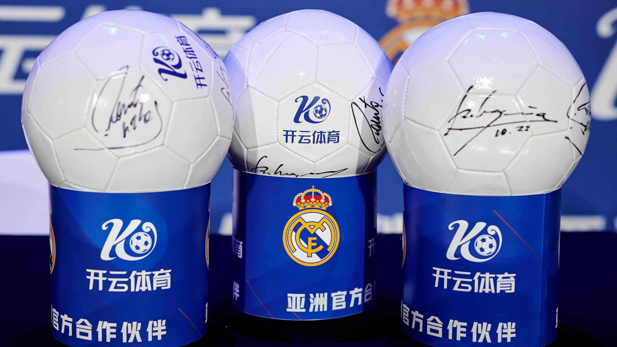 请换算😂津巴布韦超冠军老板奖励球队25万美元 约合当地165亿